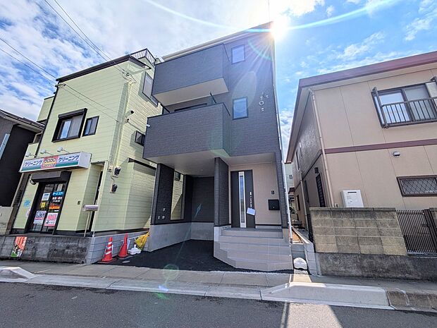 【玄関アプローチ】 玄関はおうちの顔と言われます。玄関アプローチは、外観デザインの印象を左右します。ご家族の個性を出しながら、素敵な玄関でお客様をお迎えしてください。