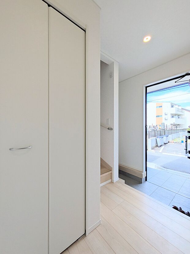 玄関はその家と住まう人を印象づけます。それだけデザイン、機能性の存在感が大切になるわけですね。優れた防犯性、断熱性も求められます。家は玄関から始まります。