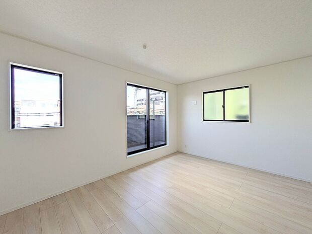 【リビング】光が溢れ、風も溢れ、居心地のよい住空間、自然体で過ごせる住空間にリビングを。それは住むというシンプルなカタチをどこまでも追求してきた結果です。新築の厳かな居住性を身体全体で感じて…