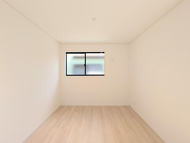 シンプルにデザインされた室内。家具やレイアウトでお好みの空間に。