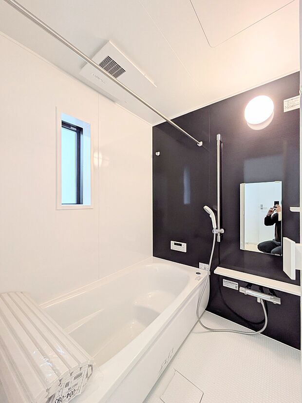 【Bathroom-浴室-】 1日の疲れを癒すバスルームは、心地よいリラックスを叶える清潔感溢れる美しい空間です。心からゆったりと寛いでいただけるよう、ゆとりのスペースを確保してます。