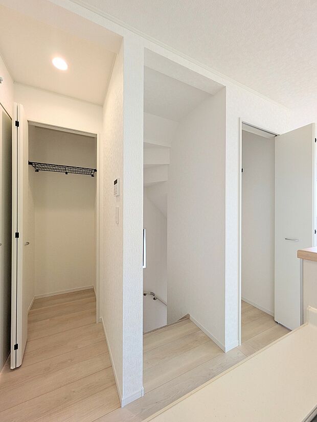 【パントリー(食料庫)】 常温保存できるパン、お米、調味料、缶詰など、日常的に使うものや未開封の食品の収納にぴったり。棚にものを並べて収納すれば、何が足りないのかひと目で確認できます。