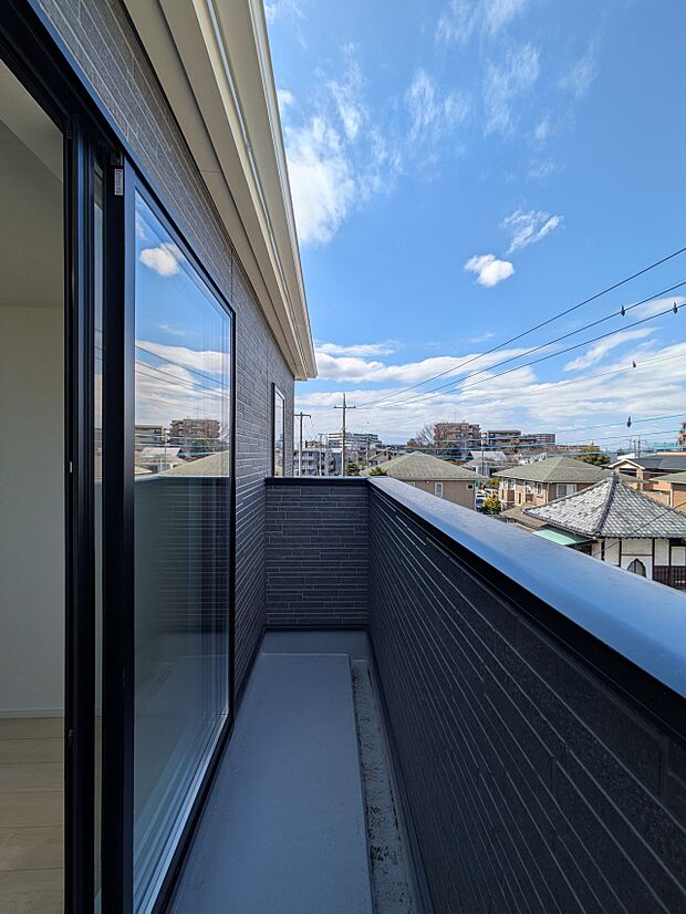 【バルコニー】澄み切った青空と、心地良い風を感じるワイドバルコニー。