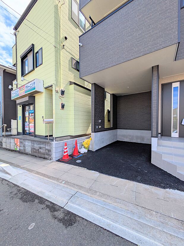 【駐車場】毎日の生活にマイカーが必須という方は、購入を検討する際、駐車場があることは大事な条件です。毎日の通勤や家族の送迎、買い物やお出かけなどクルマのある暮らしを満喫したい方は要チェック。…