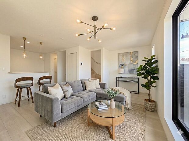 【リビングダイニング】リビングにいるお子様と会話をしながら家事ができるカウンターキッチン。いま手があいているか、忙しそうなのか相手の様子を伺いながらコミュニケーションをとる訓練にもなります。…