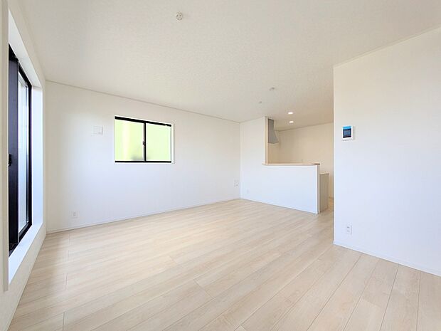 【ダイニングキッチン】会話でホッとコミュニケーションできるリビング。料理でホッとハピネスになるキッチンなど。人をホッとさせる最新設備・仕様を採用しています。