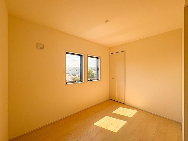【子供部屋6.6帖】お子様のお部屋にぴったりなクロークを備えたフローリング仕様の洋室です。