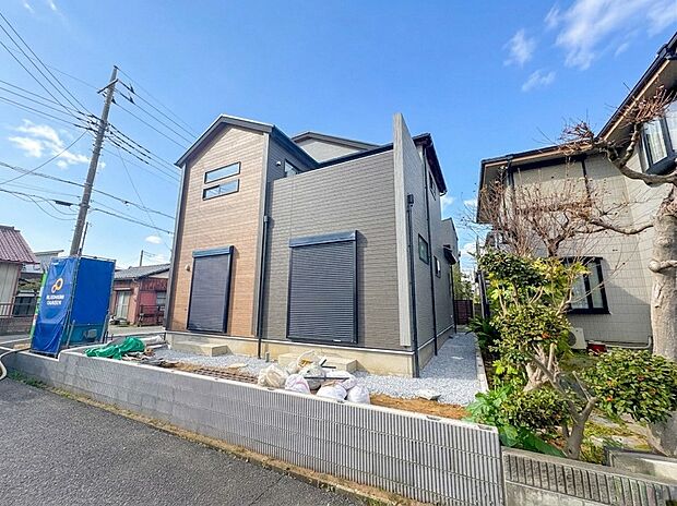 【外観】堂々たる趣ながら、主張し過ぎずどこか余裕を感じさせるシャープなフォルムで佇む邸宅は、晴天の空と照らし合わせる事で、本来あるべき完成形の姿を見せてくれます。