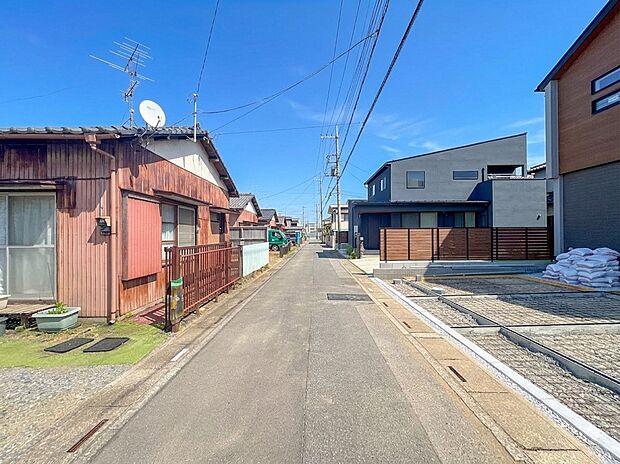 【前面道路、公道4m】車の通行が少ないので、静かな住環境を維持することができます。