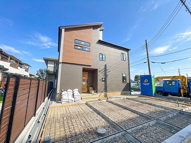 【外観】家は一生のお買物。自分ならではの家族ならではの、家にしたい。書斎を設ける。子どものプレイングルームを設ける。趣味のオーディオルームを設置する。夢を追うオンリーワンの家です。