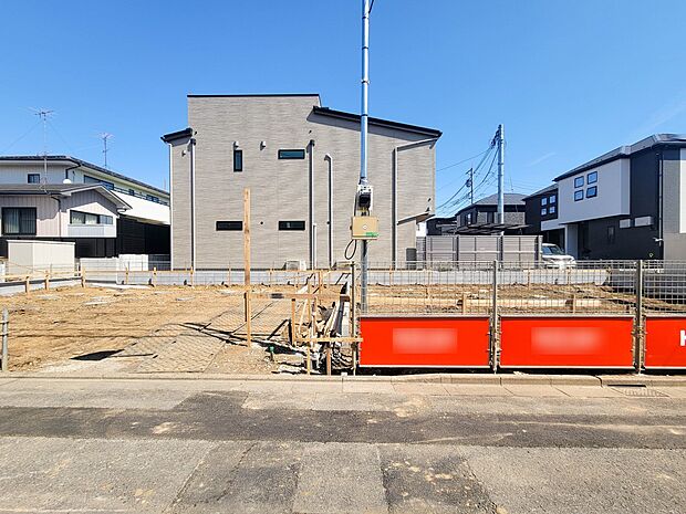 【外観】堂々たる趣ながら、主張し過ぎずどこか余裕を感じさせるシャープなフォルムで佇む邸宅は、晴天の空と照らし合わせる事で、本来あるべき完成形の姿を見せてくれます。