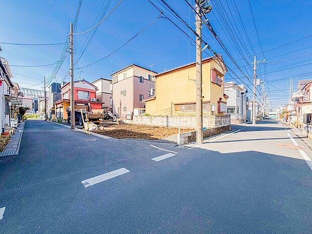 【前面道路-北側公道約6m-】車の通行が少ないので、静かな住環境を維持することができます。