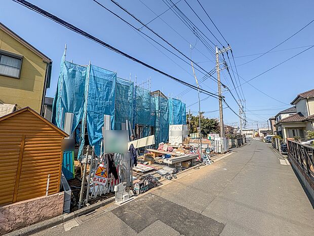 【外観】堂々たる趣ながら、主張し過ぎずどこか余裕を感じさせるシャープなフォルムで佇む邸宅は、晴天の空と照らし合わせる事で、本来あるべき完成形の姿を見せてくれます。