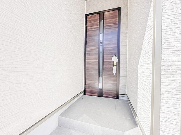 【玄関】家の顔となる玄関は、高いデザイン性が求められます。高級感と断熱性、防犯性に優れた玄関ドアを標準装備。ピッキング対策のセキュリティサムターン等、防犯に考慮しました。