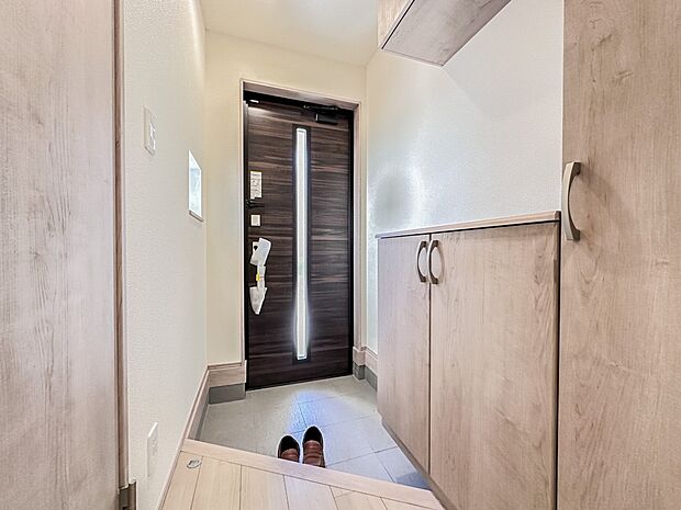 【シューズボックス(下駄箱)】 大型のシューズボックスには靴やブーツ、サンダルはもちろん、ハンカチや手袋、バック類などのお出かけ用品、印鑑や朱肉なども収納可能です。