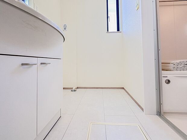 【洗面台】 十分な大きさの洗面台は、身だしなみチェックや歯磨きなど、朝の慌ただしい時間でもホテルライクなスペースで余裕とゆとりを感じて頂けます。