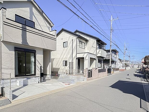 【前面道路】家の前をまっすぐの通りが走っている。クルマは少なく、人々は毎朝、ウォーキング、ジョギング、犬の散歩など、フリーな朝時間を過ごしている。