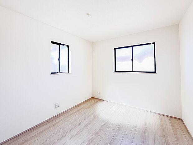 【洋室】柔らかな陽光とフローリングの色味が調和した快適な空間。