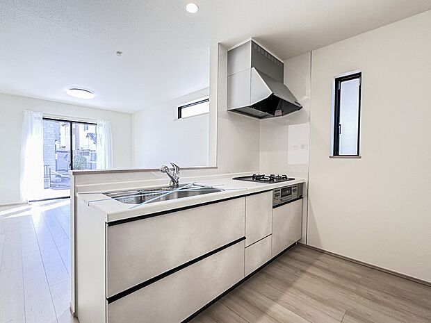 【ダイニングキッチン】会話でホッとコミュニケーションできるリビング。料理でホッとハピネスになるキッチンなど。人をホッとさせる最新設備・仕様を採用しています。