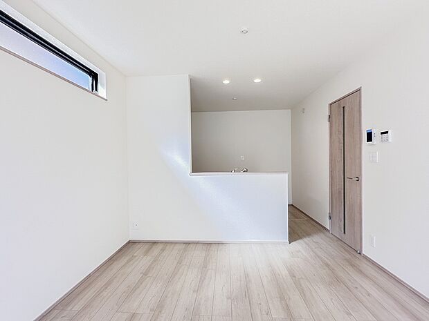 【ダイニング】忙しい朝でも家族揃って食事をしたいゆとりあるダイニングスペース。