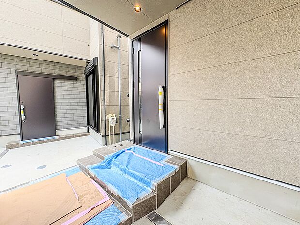 【玄関】家の顔となる玄関は、高いデザイン性が求められます。高級感と断熱性、防犯性に優れた玄関ドアを標準装備。ピッキング対策のセキュリティサムターン等、防犯に考慮しました。