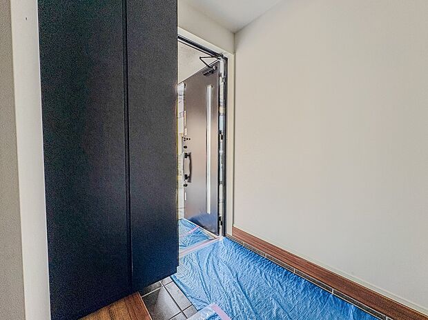 <シューズクローク(玄関収納)>シューズだけでなくコートやバッグを置いておけば、朝バタバタと物を探し回ることがなくなります。特に持っていく物が多いキッズスペースが玄関にあるととても便利。