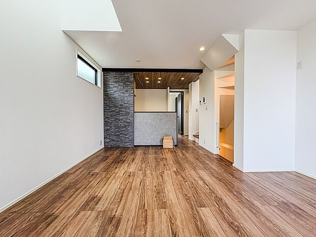 【Living room-リビングルーム-】 お子様と会話をしながら家事ができるカウンターキッチン。いま手があいているか、忙しそうなのか相手の様子を伺いながらコミュニケーションをとる訓練に…