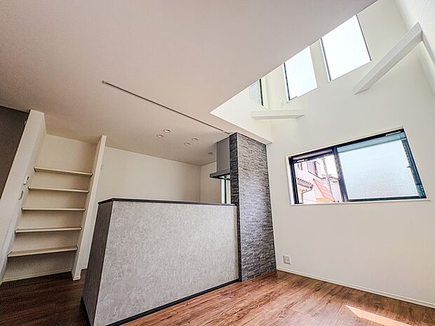 【LDK】吹抜けからの採光が確保されているため、陽当りの良いスペースです。