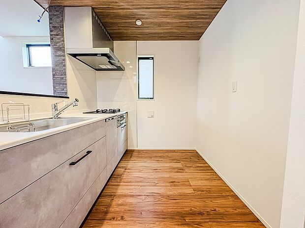 【キッチン】ナチュラルな自然光の中での調理。会話が弾む対面型キッチン。お洒落な食器類を余裕で収納できるスペース。動きやすい女性目線のキッチン動線。これからはお料理をつくる時間が劇的に変わりま…