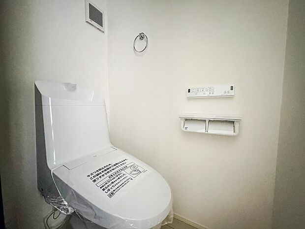 【Toilet-トイレ-】 いつも清潔なスペースであってほしいのが毎日使うトイレです。掃除がしやすいのはもちろん、落ち着けるスペースとして機能することも大切です。