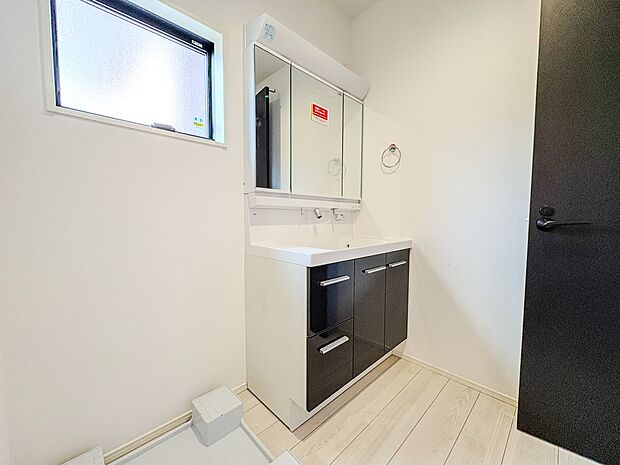 【三面鏡洗面化粧台】 ミラーを手前に引けば、楽な姿勢で髭剃りやメイクができます。合わせ鏡にすればヘアスタイルのチェックもラクラク。洗面化粧台のミラー裏にはたっぷり入る収納スペースを設けてい…