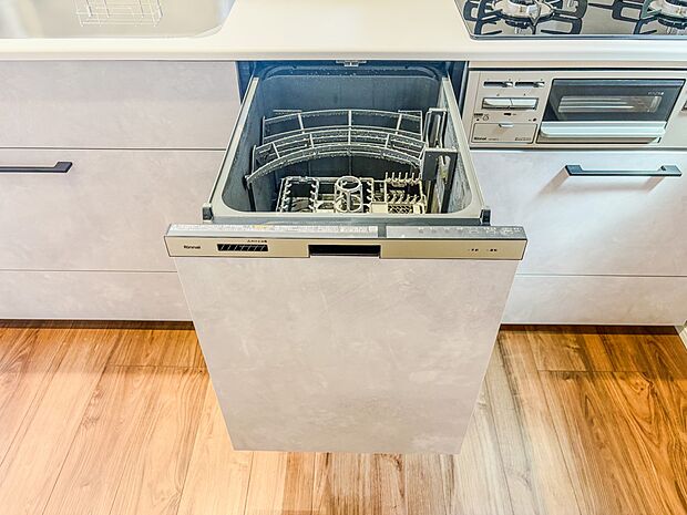 【ビルトイン食器洗乾燥機】食洗機は高温のお湯や高圧水流で汚れを効果的に落とし殺菌効果も期待できます。