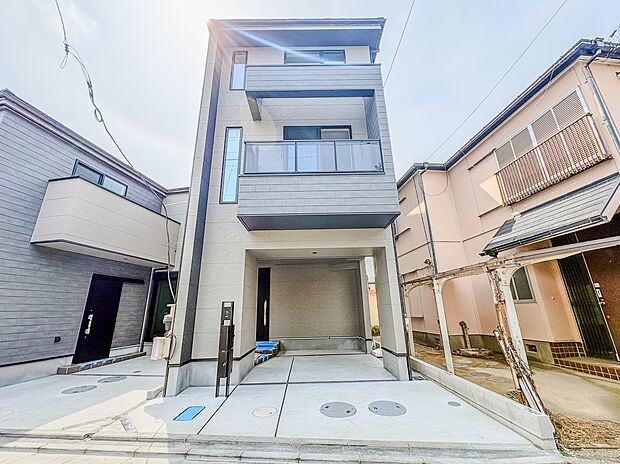 【外観】家族の温かさと陽光の暖かさ、楽しい毎日と明るい未来を予感させる「空間が織り成すひとつ先の住み心地」を演出します。