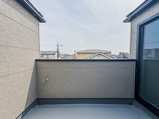 【バルコニー】 バルコニーから差し込む陽光・通風は、住環境・快適性と共に有り続ける貴重な「財産」です。