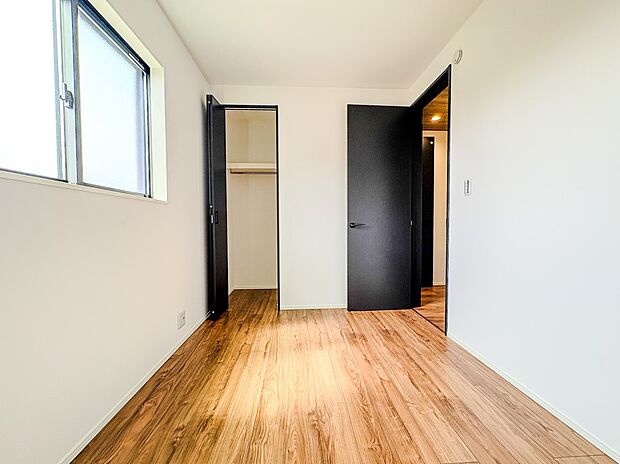 【Room-洋室】 シンプルにデザインされた室内。家具やレイアウトでお好みの空間に。