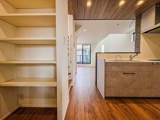 【パントリー(食料庫)】 常温保存できるパン、お米、調味料、缶詰など、日常的に使うものや未開封の食品の収納にぴったり。棚にものを並べて収納すれば、何が足りないのかひと目で確認できます。