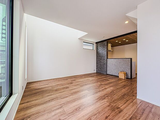 【ダイニングキッチン】会話でホッとコミュニケーションできるリビング。料理でホッとハピネスになるキッチンなど。人をホッとさせる最新設備・仕様を採用しています。