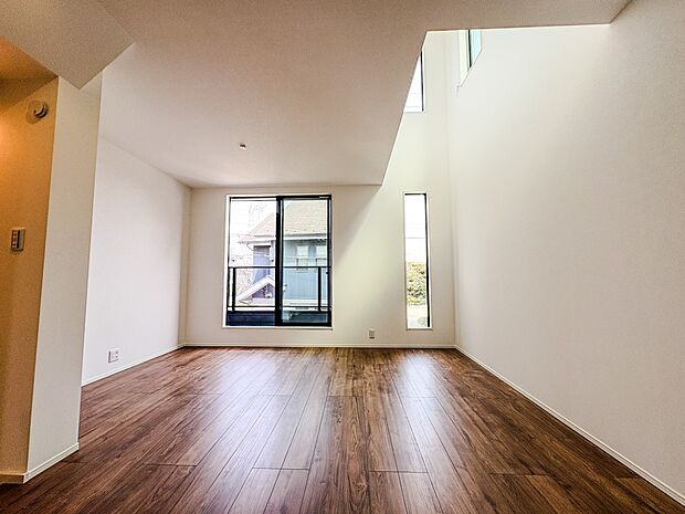 【Dining】ダイニングテーブルを置いても十分な広さが確保されています。