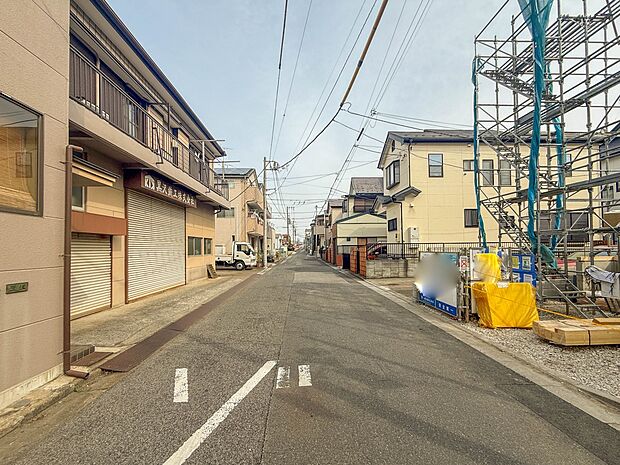 【前面道路】家の前をまっすぐの通りが走っている。クルマは少なく、人々は毎朝、ウォーキング、ジョギング、犬の散歩など、フリーな朝時間を過ごしている。