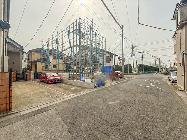 【現地外観】家族の温かさと陽光の暖かさ、楽しい毎日と明るい未来を予感させる「空間が織り成すひとつ先の住み心地」を演出します。