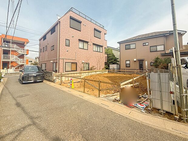 【前面道路幅員4m】家の前をまっすぐの通りが走っている。クルマは少なく、人々は毎朝、ウォーキング、ジョギング、犬の散歩など、フリーな朝時間を過ごしている。