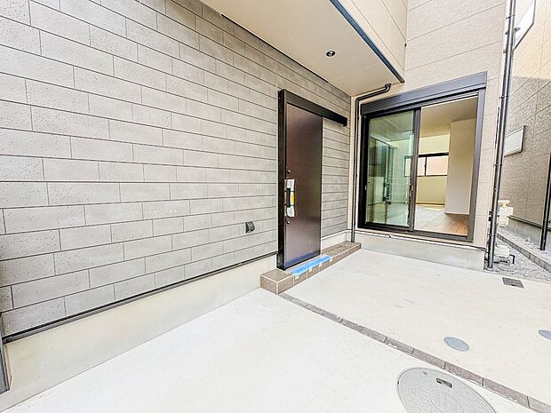 【玄関】家の顔となる玄関は、高いデザイン性が求められます。高級感と断熱性、防犯性に優れた玄関ドアを標準装備。ピッキング対策のセキュリティサムターン等、防犯に考慮しました。