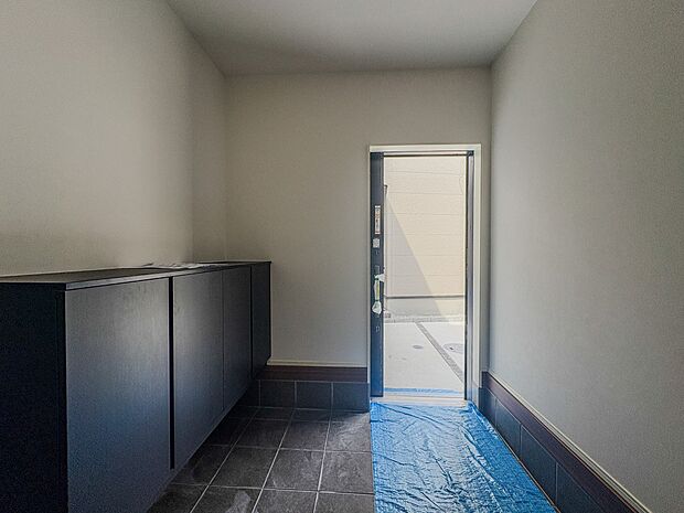 <シューズクローク(玄関収納)>シューズだけでなくコートやバッグを置いておけば、朝バタバタと物を探し回ることがなくなります。特に持っていく物が多いキッズスペースが玄関にあるととても便利。