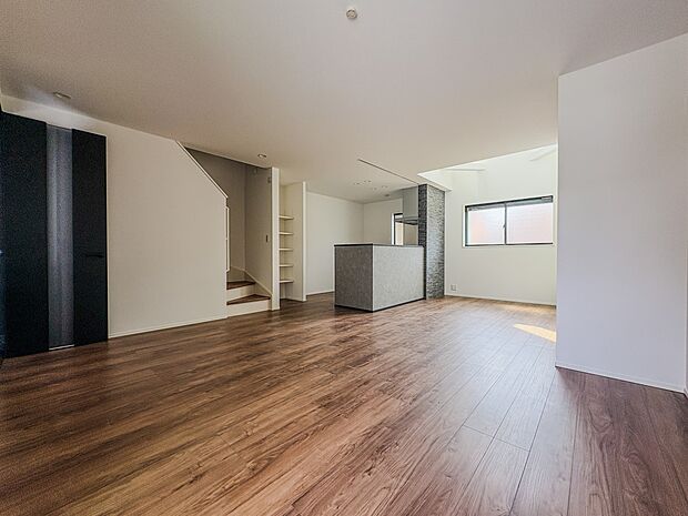 【Living room-リビングルーム-】 お子様と会話をしながら家事ができるカウンターキッチン。いま手があいているか、忙しそうなのか相手の様子を伺いながらコミュニケーションをとる訓練に…