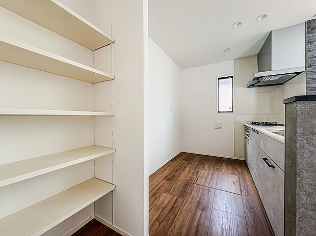 【キッチン】ナチュラルな自然光の中での調理。会話が弾む対面型キッチン。お洒落な食器類を余裕で収納できるスペース。動きやすい女性目線のキッチン動線。これからはお料理をつくる時間が劇的に変わりま…