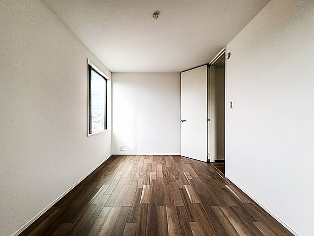 壁面クローゼットのメリットは、衣類が横一列に並ぶためひと目で洋服が選びやすいこと。衣類をたくさんお持ちの方も、限られたスペース内に無理なく収納することができます。