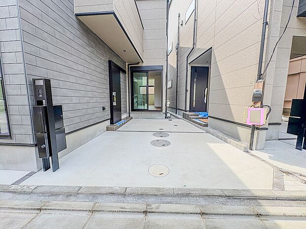 【駐車場】毎日の生活にマイカーが必須という方は、購入を検討する際、駐車場があることは大事な条件です。毎日の通勤や家族の送迎、買い物やお出かけなどクルマのある暮らしを満喫したい方は要チェック。…