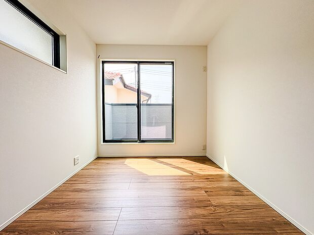 【Room-洋室】 シンプルにデザインされた室内。家具やレイアウトでお好みの空間に。