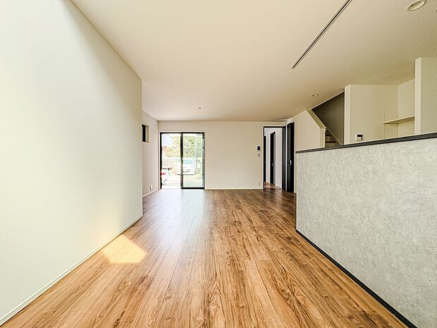 【ダイニングキッチン】会話でホッとコミュニケーションできるリビング。料理でホッとハピネスになるキッチンなど。人をホッとさせる最新設備・仕様を採用しています。