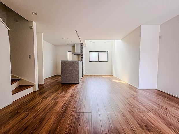 【Dining】ダイニングテーブルを置いても十分な広さが確保されています。